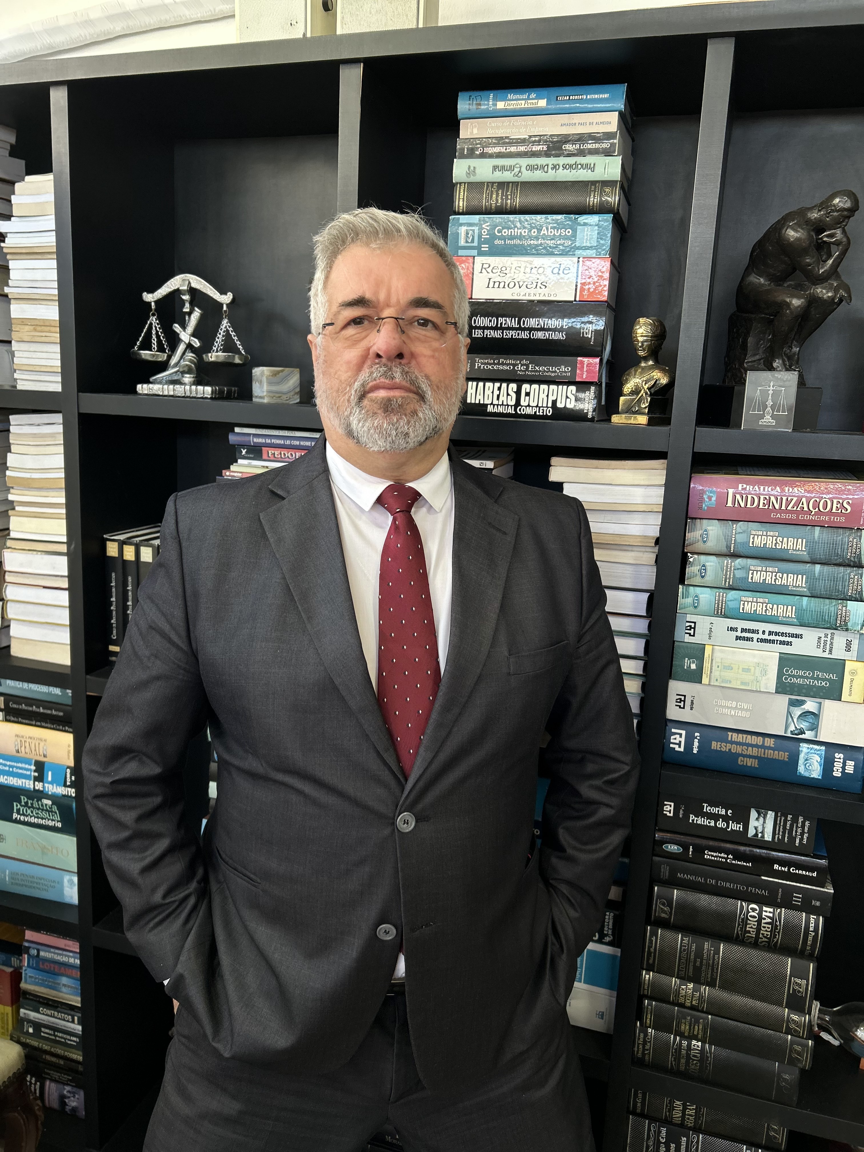 Retrato do Dr. Valdemir Pereira Campello em seu ambiente de trabalho